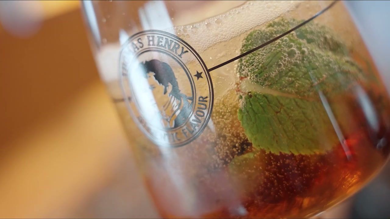 Nahaufnahme eines Cocktails aus einer Produktion für einen Getränkehersteller