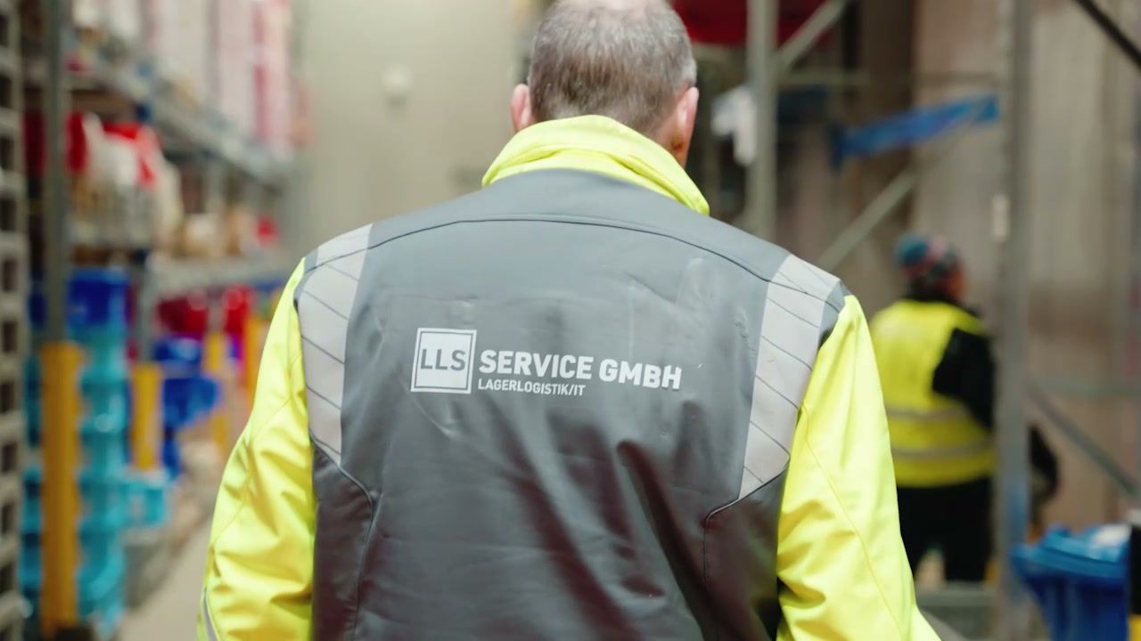 Mitarbeiter eines Logistikunternehmens im Lager, Szene aus einem Imagefilm
